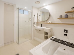 Apartment, 2 Schlafzimmer | Badezimmer | Regendusche, kostenlose Toilettenartikel, Haartrockner, Handtücher