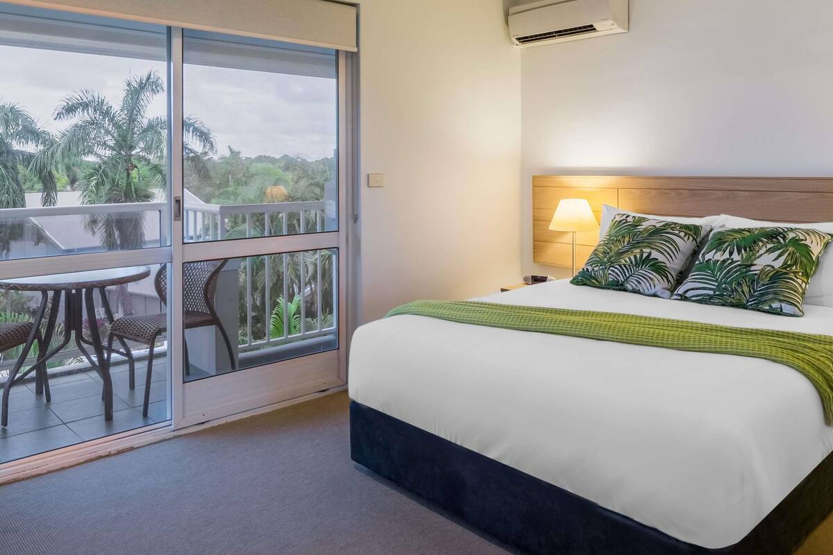 Premium bedding, in-room safe, desk, soundproofing