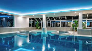Piscina interna, piscina externa sazonal, guarda-sóis, espreguiçadeiras