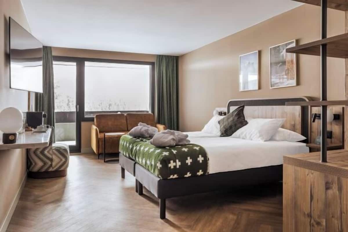 In-room safe, desk, blackout curtains, free WiFi