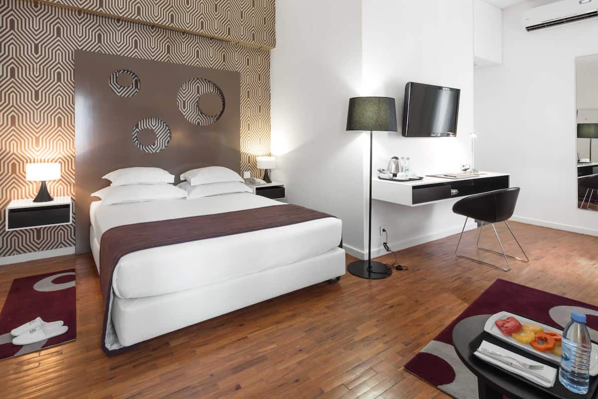 In-room safe, desk, soundproofing, WiFi (free)