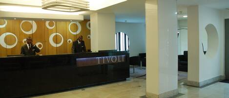 Una mesa de recepción con un cartel que dice "TIVOLI".