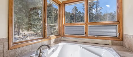 Indoor spa tub