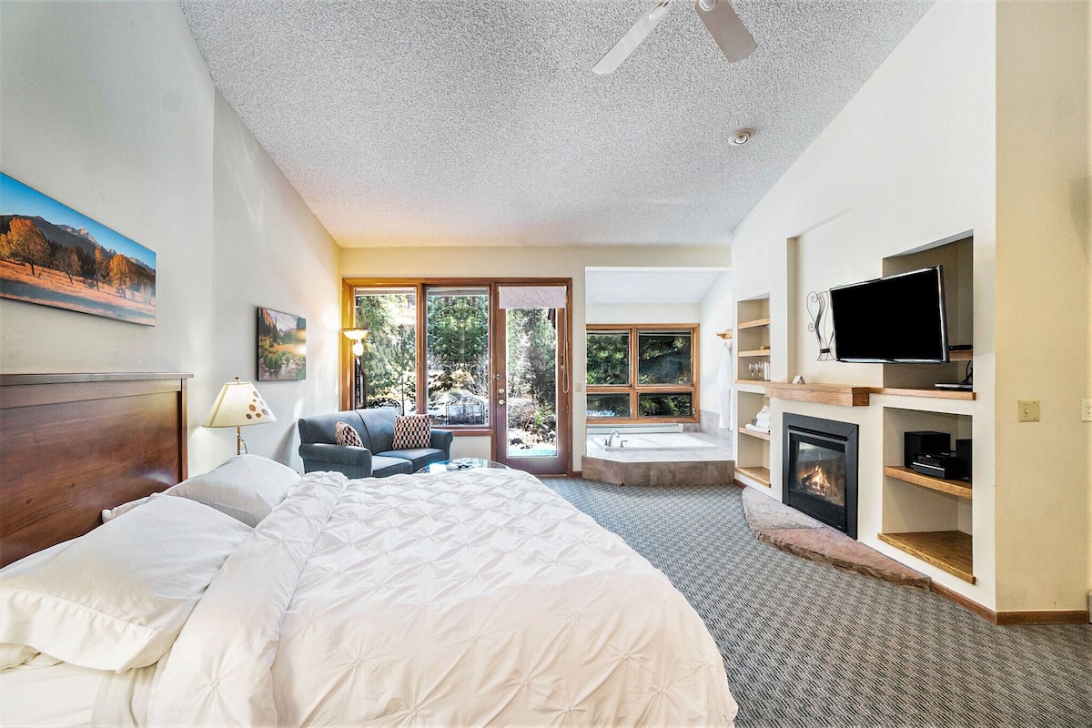 Spa Suite (1 King Bed, Kitchenette) | 1 多间卧室、高档床上用品、熨斗/熨衣板、免费 WiFi
