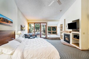 Spa Suite (1 King Bed, Kitchenette) | Premium bedding, iron/ironing board, free WiFi, bed sheets