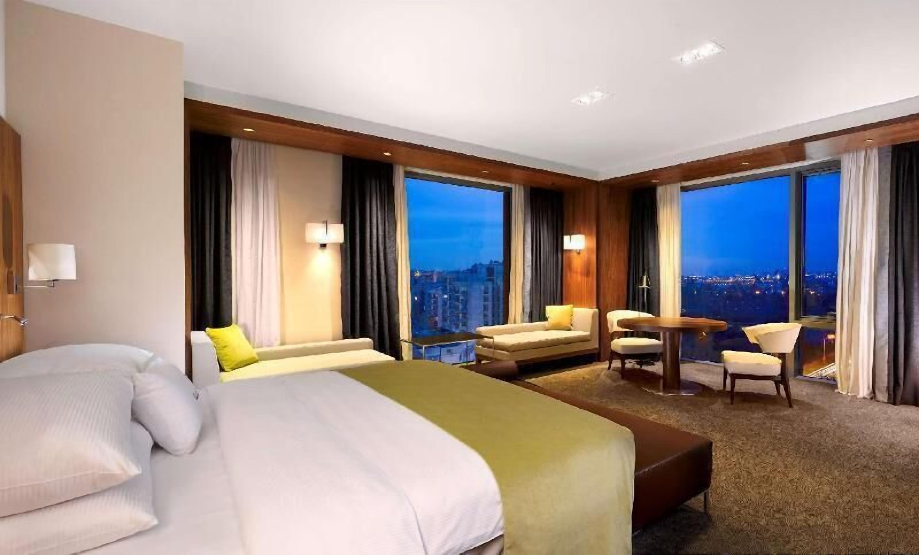 Hypo-allergenic bedding, minibar, in-room safe, desk