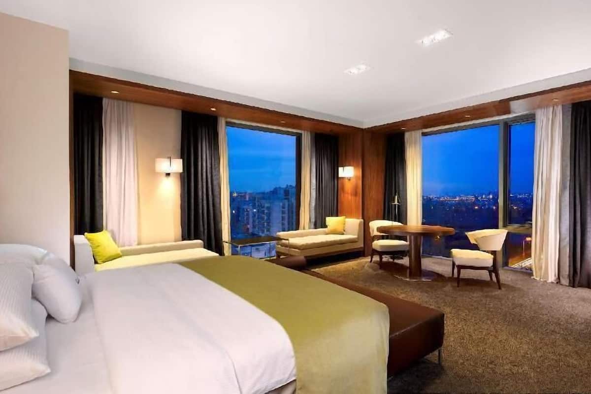 Hypo-allergenic bedding, minibar, in-room safe, desk