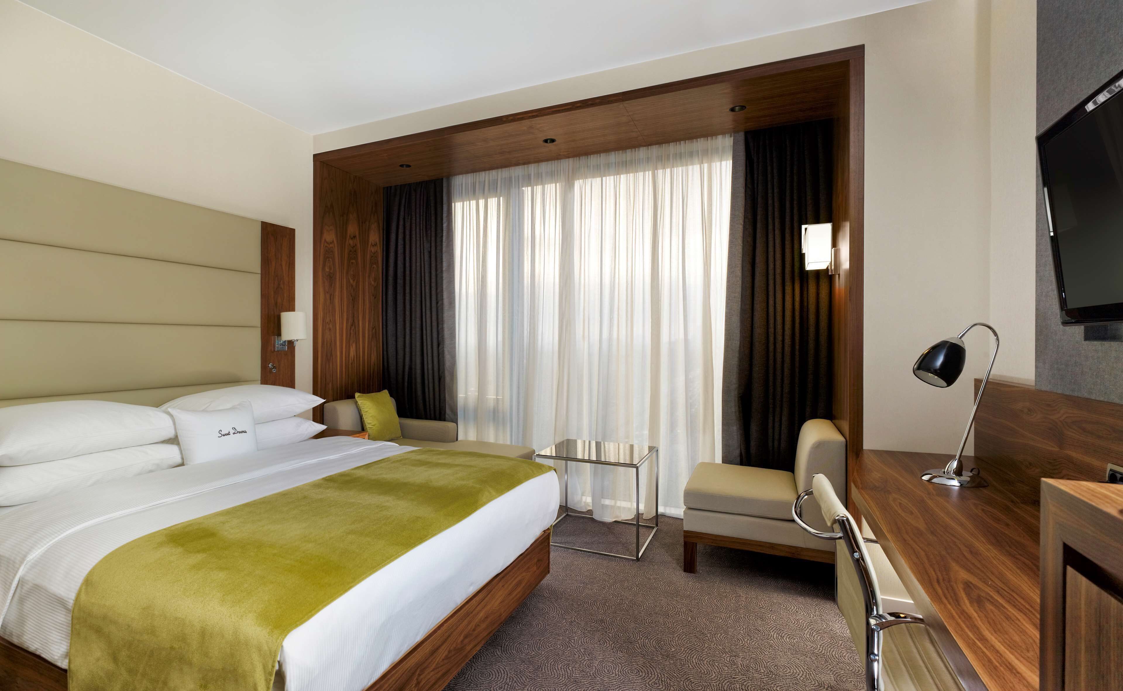 Hypo-allergenic bedding, minibar, in-room safe, desk
