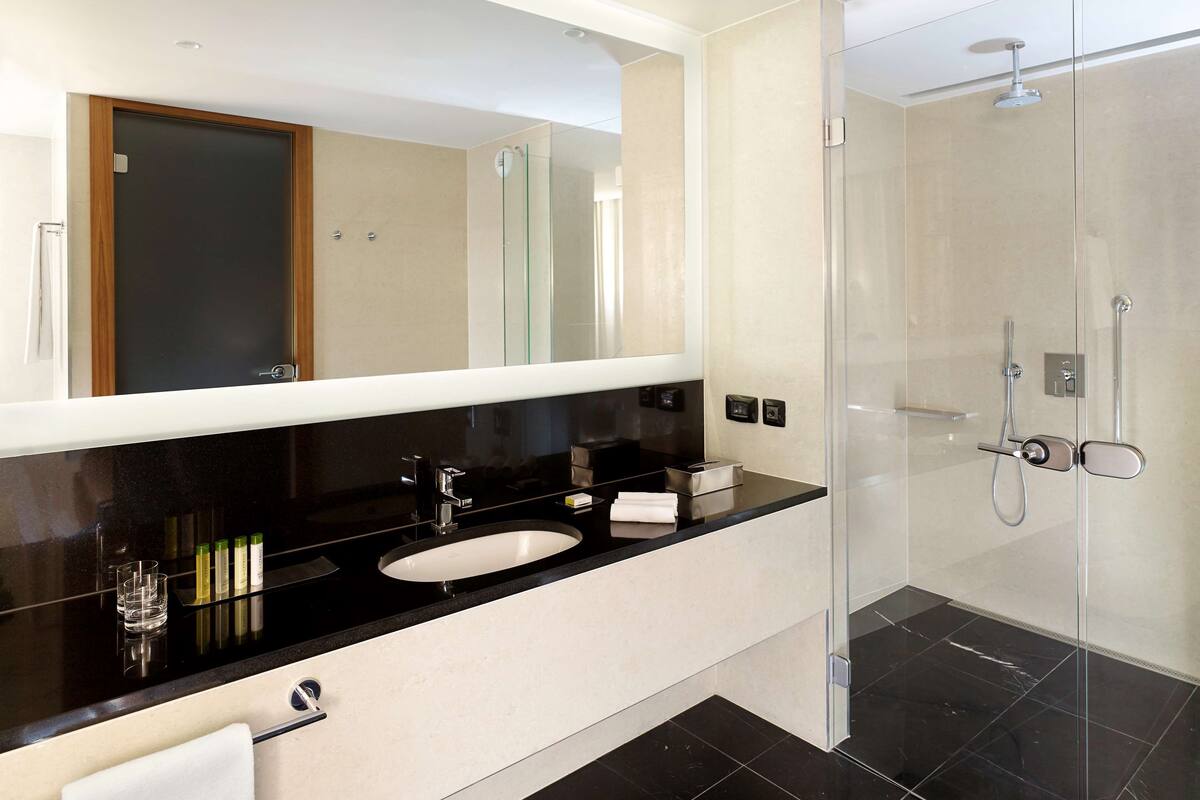 hypo-allergenic bedding, minibar, in-room safe, desk