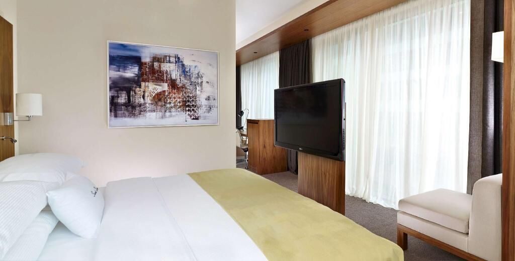 Ropa de cama hipoalergénica, minibar, caja fuerte y escritorio