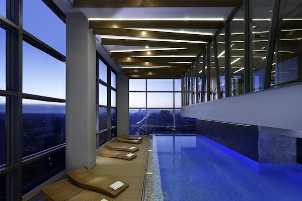 Kolam renang indoor, dengan kursi berjemur