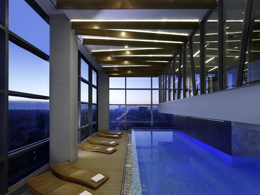 Innendørsbasseng og solsenger