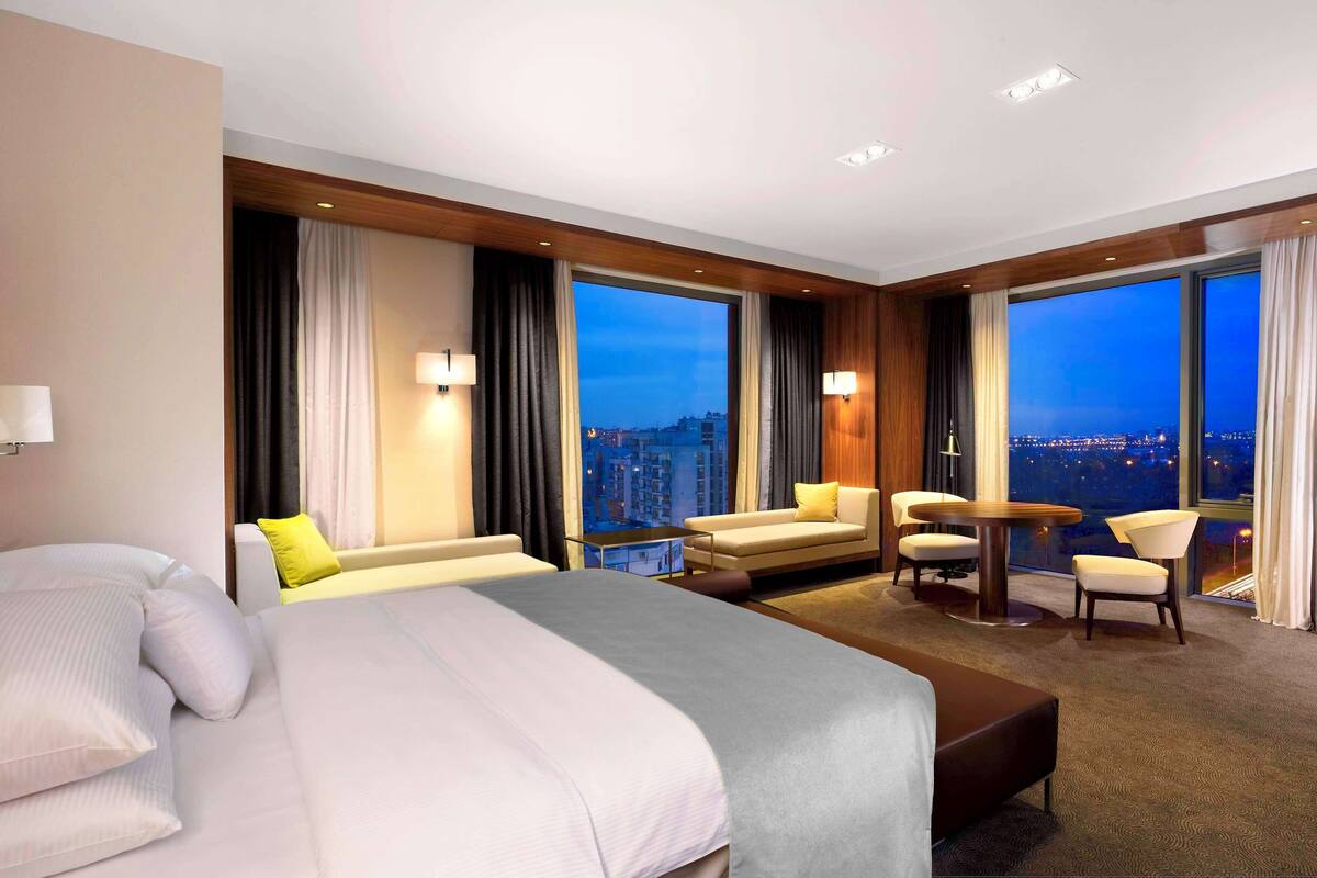 suite, 1 king bed, corner (with sitting area) | view from room