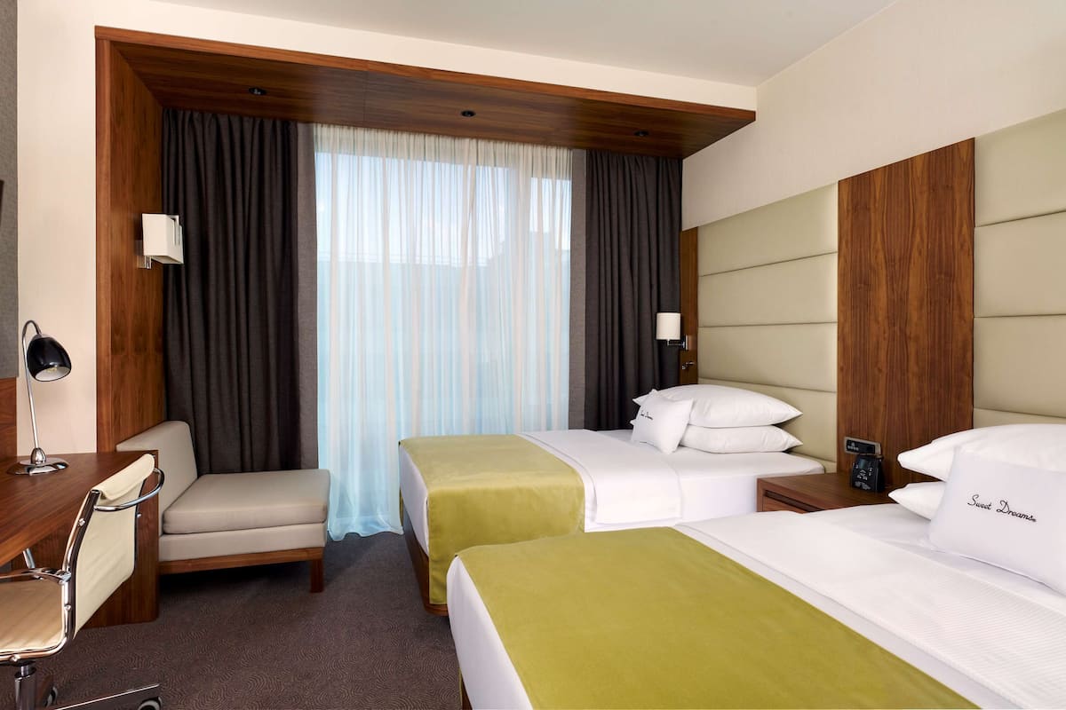 Hypo-allergenic bedding, minibar, in-room safe, desk