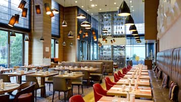 Desayuno completo (EUR 22 por persona)