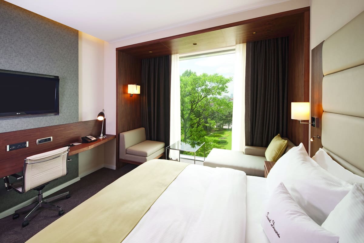 Hypo-allergenic bedding, minibar, in-room safe, desk