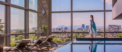 Piscina interna, espreguiçadeiras