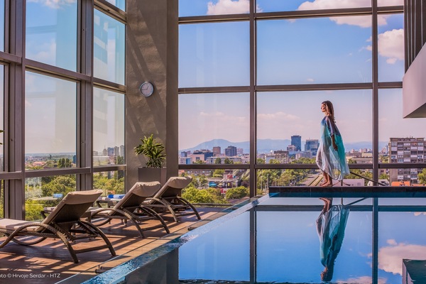 Kolam renang indoor, dengan kursi berjemur