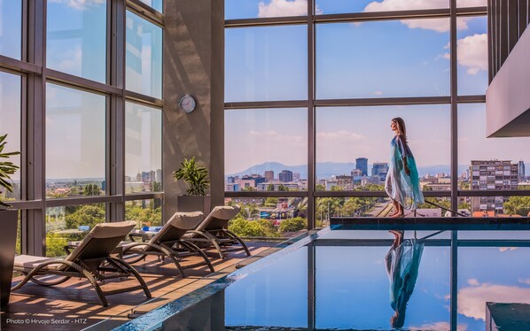 Inomhuspool och solstolar