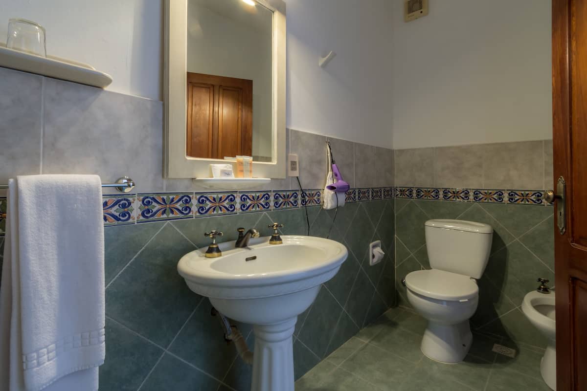 1 bedroom, minibar, free wifi, bed sheets