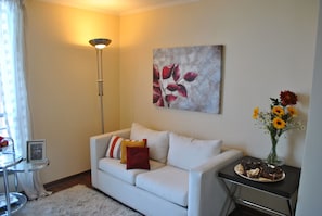 32-inch LCD TV with cable channels, TV - Relen Suites Bellas Artes (Santiago)