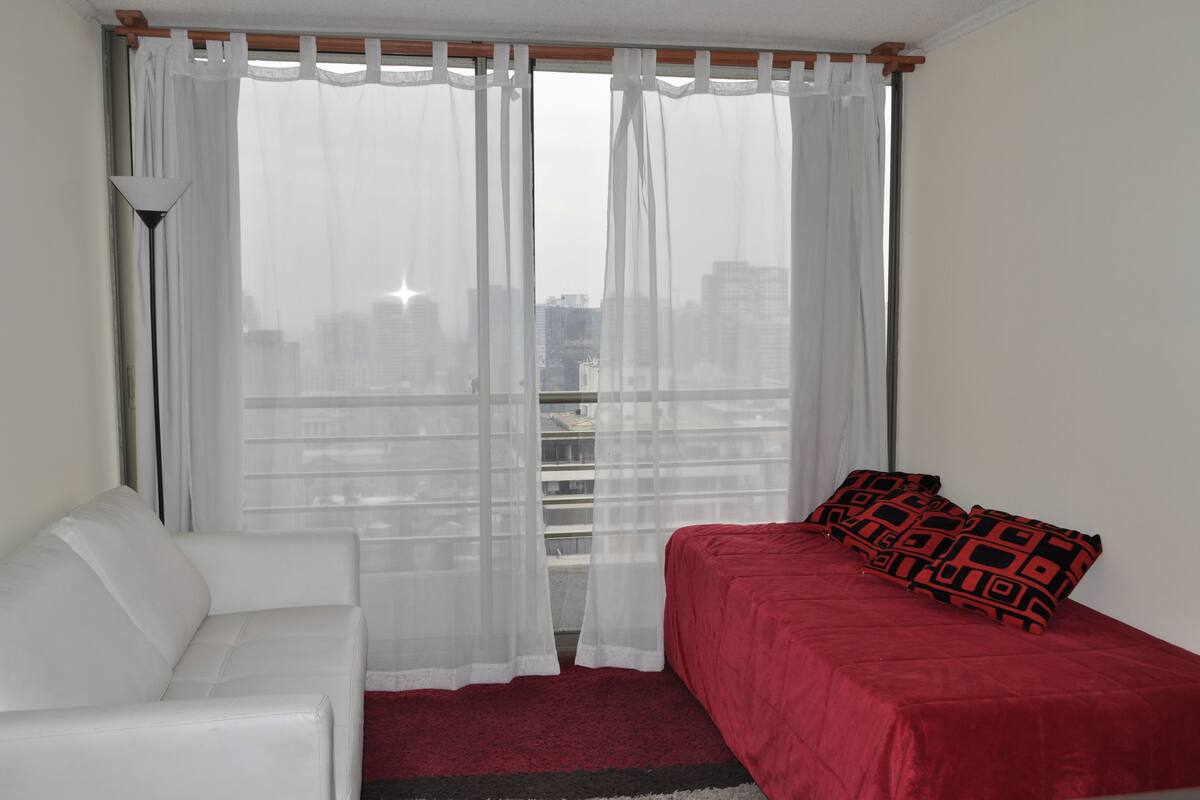 Standard Apartment Triple | Olohuone | 32–tuumainen LCD-televisio, jossa kaapelikanavat