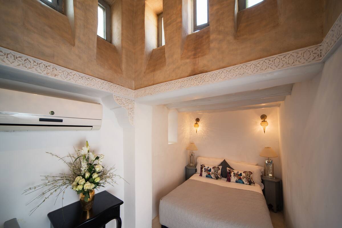 Traditional Room | Minibar, in-room safe, free cribs/infant beds, bed sheets