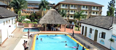 Una piscina al aire libre