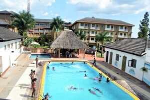 Una piscina al aire libre