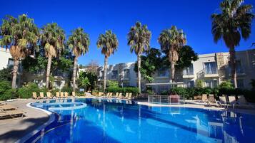 Innenpool, Außenpool (je nach Saison geöffnet)