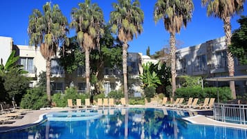 Piscina interna, piscina externa sazonal
