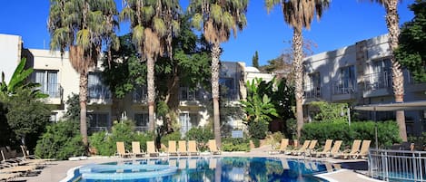 Una piscina cubierta, una piscina al aire libre de temporada