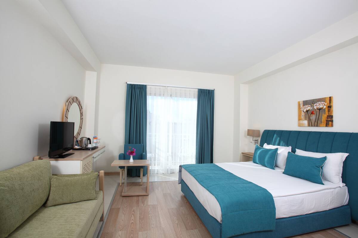 Minibar, in-room safe, desk, bed sheets
