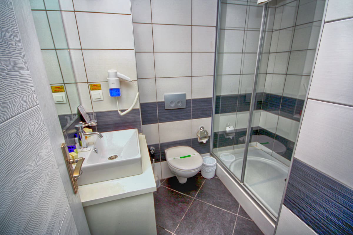 shower, rainfall showerhead, free toiletries, hair dryer