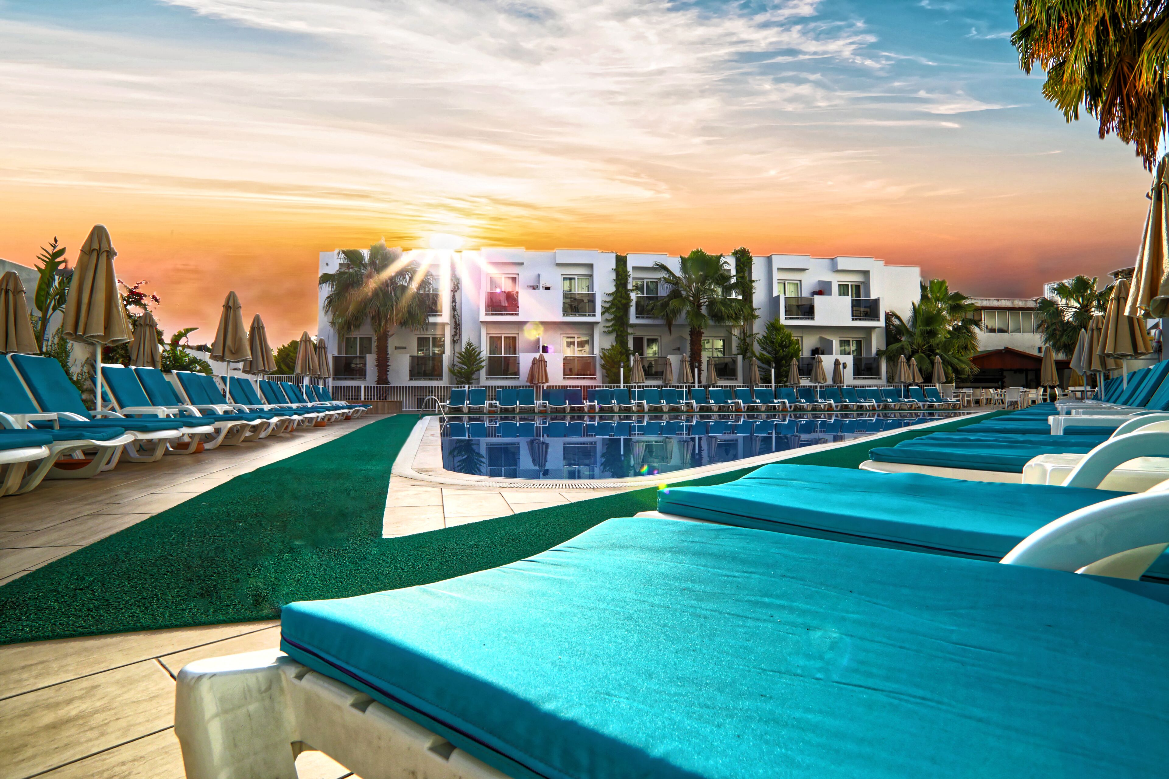 Een seizoensgebonden buitenzwembad en parasols bij het zwembad