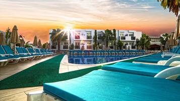 Alberca al aire libre por temporada y sombrillas en la alberca