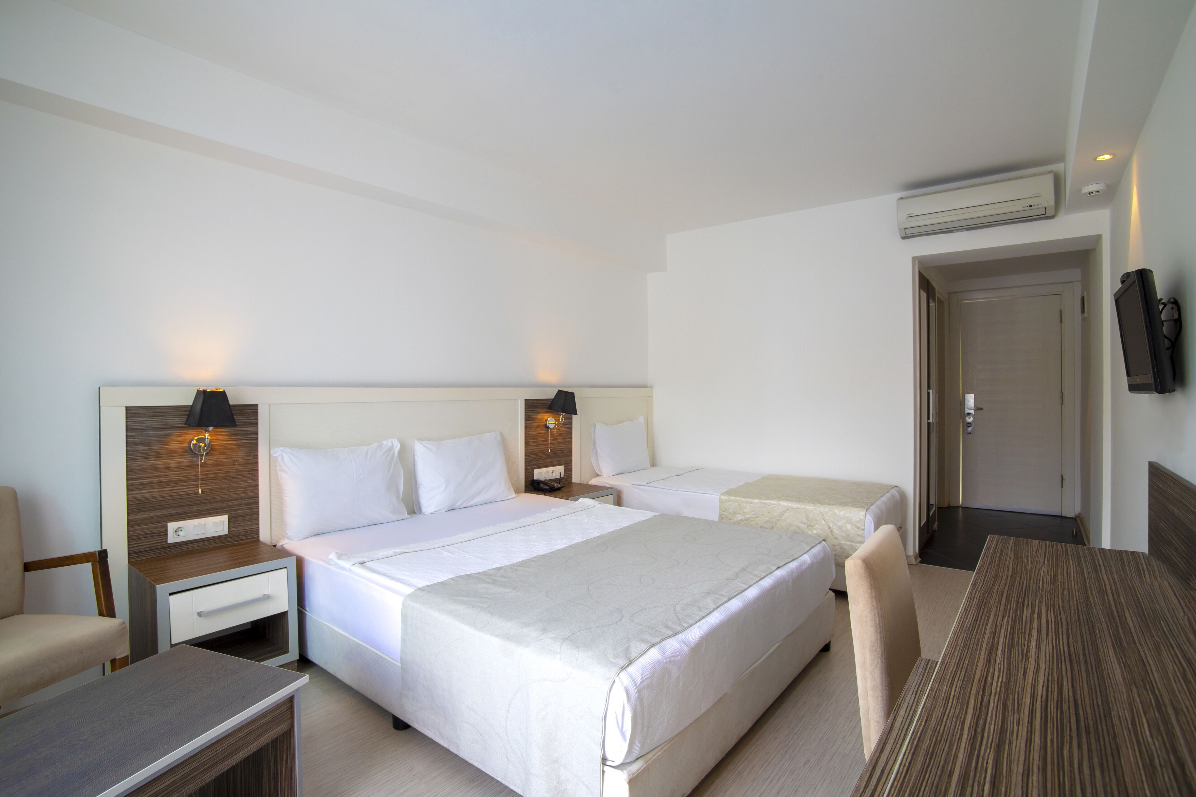 triple room | free cots/infant beds, free rollaway beds, free wifi