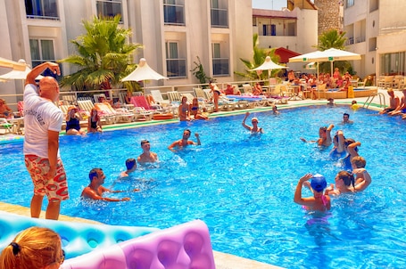 Una piscina al aire libre de temporada, sombrillas
