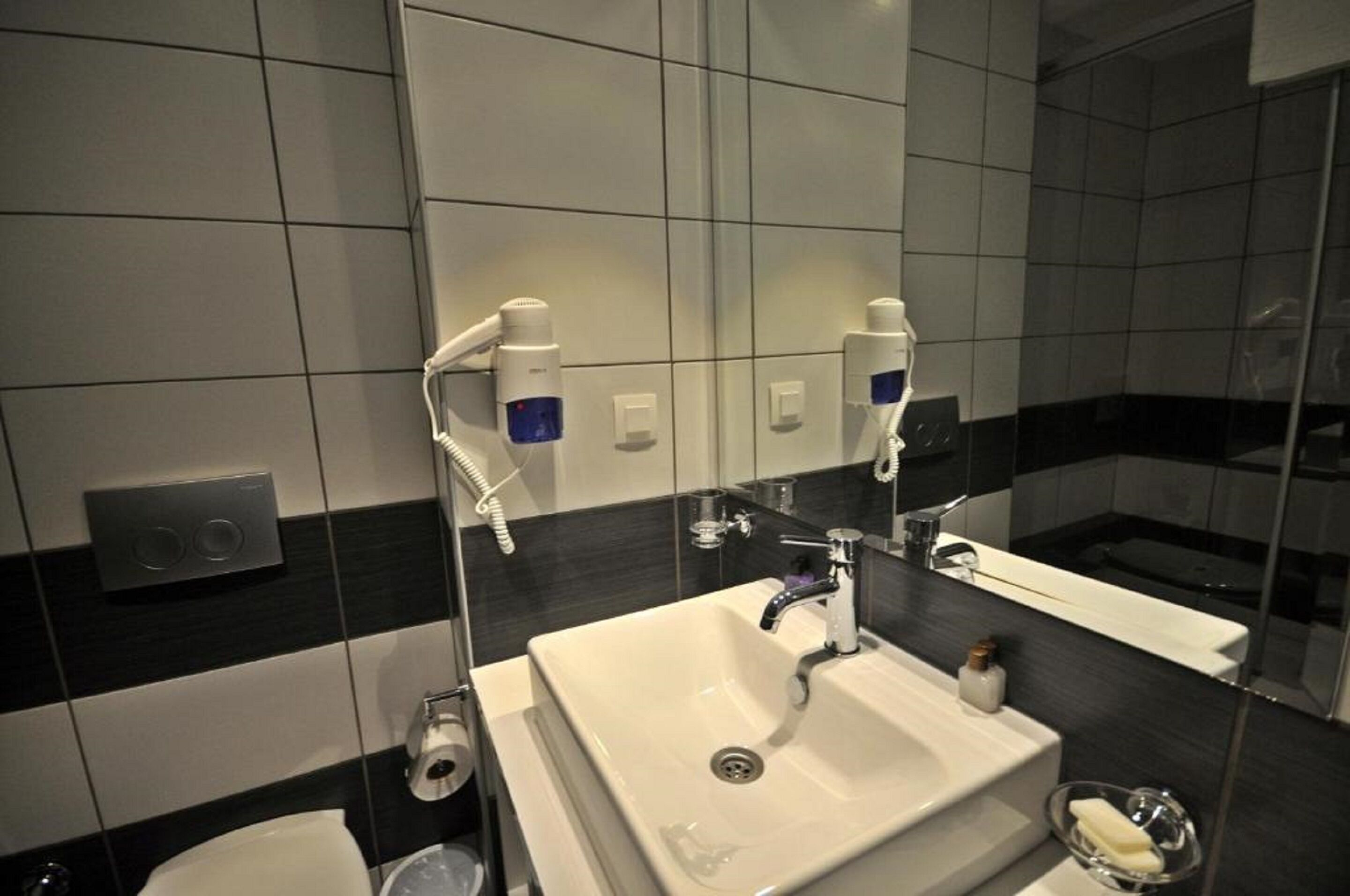 shower, rainfall showerhead, free toiletries, hair dryer