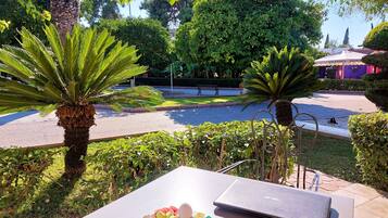 Deluxe Room | Minibar, in-room safe, individually decorated, individually furnished