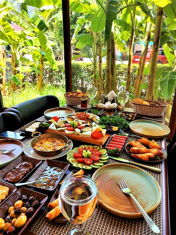 Sudah termasuk sarapan prasmanan setiap hari