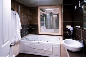 Club Suite | Bathroom | Free toiletries, hair dryer, slippers, bidet - Çetinel Otel (Adana)