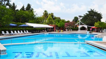 Seasonal outdoor pool, pool umbrellas, sun loungers