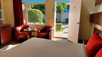 Habitación Deluxe | Minibar, caja de seguridad en la habitación y decoración personalizada