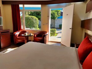 Deluxe-rum | Minibar, värdeförvaringsskåp på rummet och individuell inredning