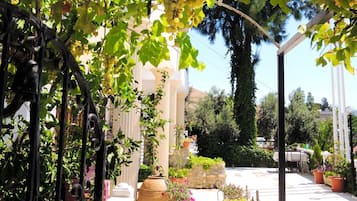 Pintu masuk properti