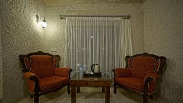 Kaya Superior Deluxe Oda | In-room safe, desk, laptop workspace, soundproofing