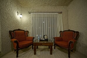 Kaya Superior Deluxe Oda | Peti besi dalam bilik, meja, ruang kerja komputer riba, kalis bunyi 