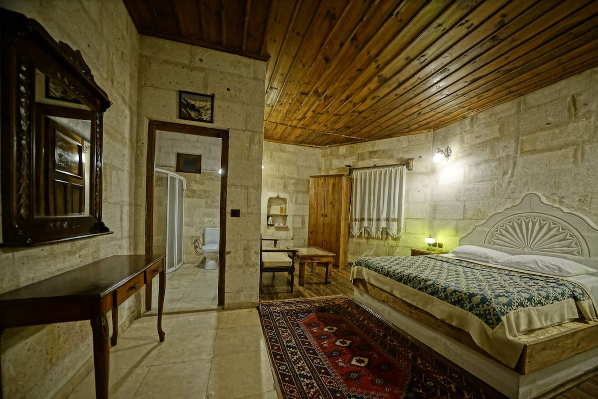 Deluxe Room | In-room safe, desk, laptop workspace, soundproofing