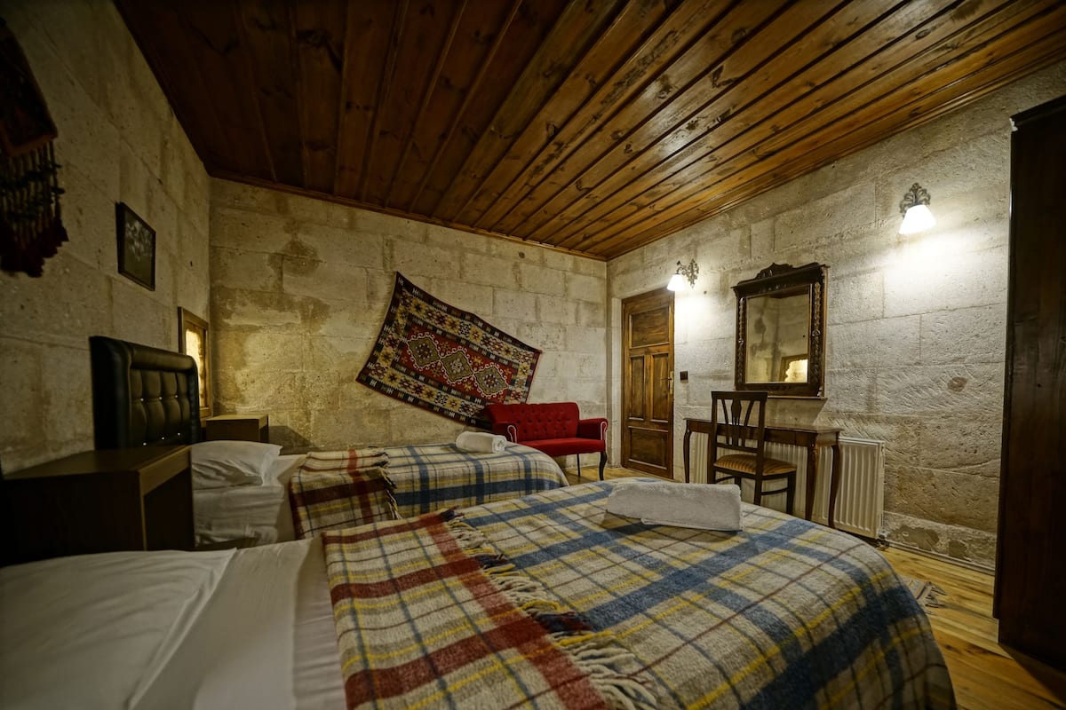Standard Twin Room | In-room safe, desk, laptop workspace, soundproofing